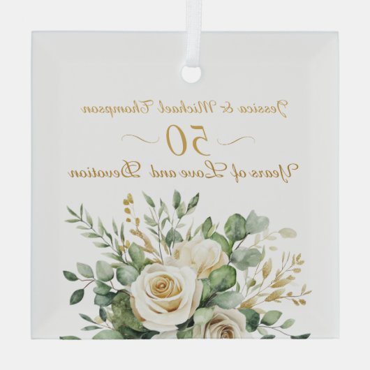 Elegante 50e Jubileum witte rozen gouden ringen Glas Ornament (Achterkant)