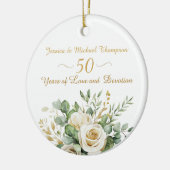Elegante 50e Jubileum witte rozen gouden ringen Keramisch Ornament (Links)