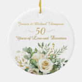 Elegante 50e Jubileum witte rozen gouden ringen Keramisch Ornament (Achterkant)
