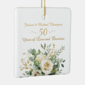Elegante 50e Jubileum witte rozen gouden ringen Keramisch Ornament (Rechts)