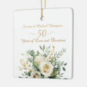 Elegante 50e Jubileum witte rozen gouden ringen Keramisch Ornament (Links)