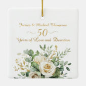 Elegante 50e Jubileum witte rozen gouden ringen Keramisch Ornament (Achterkant)