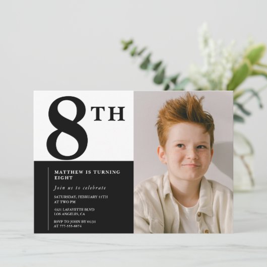 Elegante 8e verjaardag uitnodiging Black Chic Mode (Staand voorkant)