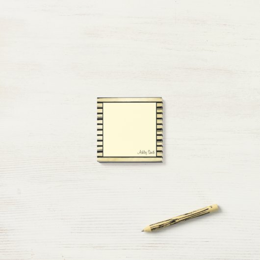 Elegante aangepaste naam zwart gouden folie gestre post-it® notes (Op bureau)