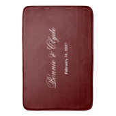 Elegante aangepaste namen en datum stijlvol maroon badmat (Voorkant Verticaal)