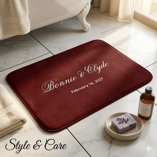 Elegante aangepaste namen en datum stijlvol maroon badmat
