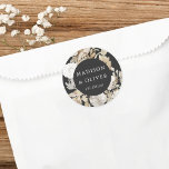 Elegante aardachtige bloemen donker grijs bruiloft ronde sticker<br><div class="desc">Dit prachtige sticker ontwerp heeft prachtige neutrale kleurbloemen met uw namen en trouwdatum. Dit tijdloze ontwerp is een uitstekende keuze voor vele soorten evenementen,  van klassiek tot boho. Gepersonaliseerd labels maken een geweldige aanvulling op uw huwelijksreceptie of vrijgezellenfeest decor...  en voegt die extra speciale touch toe!</div>