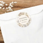 Elegante aardachtige bloemencrème bruiloft gunst ronde sticker<br><div class="desc">Dit prachtige sticker ontwerp heeft prachtige neutrale kleurbloemen met uw namen en trouwdatum. Dit tijdloze ontwerp is een uitstekende keuze voor vele soorten evenementen,  van klassiek tot boho. Gepersonaliseerd labels maken een geweldige aanvulling op uw huwelijksreceptie of vrijgezellenfeest decor...  en voegt die extra speciale touch toe!</div>