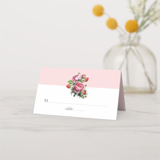 Elegante aardbei en pioenen bruiloft plaatskaartje (Voorkant)