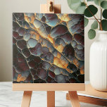 Elegante aardse kastanjebruine en amberkleurige Ab Tegeltje<br><div class="desc">Verbeter uw interieur met deze prachtige decoratieve keramische tegel, met een betoverend ontwerp dat natuurlijke steenformaties nabootst. Het ingewikkelde patroon toont een netwerk van onderling verbonden vormen, gemarkeerd door delicate, ader-achtige gouden lijnen. Het rijke, aardse kleurenpalet omvat diepe marrons, subtiele paarse tinten en warme amberkleurige tinten, waardoor een luxe en...</div>