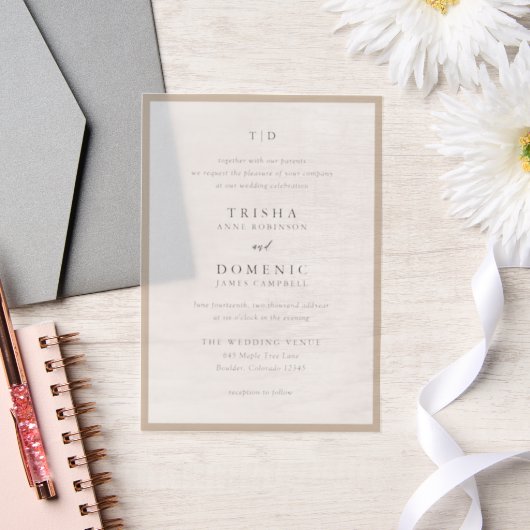 Elegante aardse neutrale monogram moderne bruiloft vellum uitnodigingen (Huwelijk)