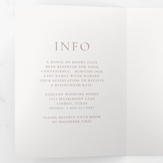 Elegante aardse neutrale script monogram bruiloft drieluik uitnodiging (Binnenzijde eerst)