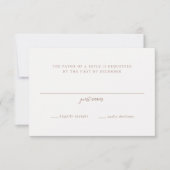 Elegante aardse neutrale script monogram bruiloft RSVP kaartje (Voorkant)