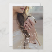 Elegante aardse neutrale script monogram trouw save the date (Achterkant)
