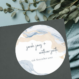 Elegante abstracte blauwe beige kuststrand bruilof ronde sticker