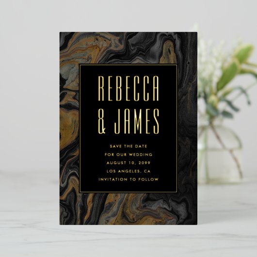 Elegante Abstracte gouden zwart marmeren bruiloft Folie Uitnodiging (Staand Voorkant)