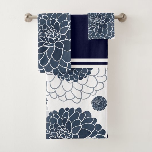 Elegante abstracte marineblauwe dahlia bloemstukke bad handdoek (Insitu)