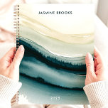 Elegante Abstracte Waterverf Waves Custom Name Planner<br><div class="desc">Dit prachtige ontwerp is voorzien van elegante waterverf golven in rijke tinten van diep blauwgroen, blauw en zacht beige, waardoor een serene en kunstzinnige look wordt gecreëerd. De gepersonaliseerde naam en het jaar voegen een verfijnd en uniek tintje toe, ideaal voor professionals, studenten of iedereen die moderne op kunst geïnspireerde...</div>