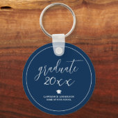Elegante afgestudeerde in navyblauw 2026 afstudere sleutelhanger (Voorkant)