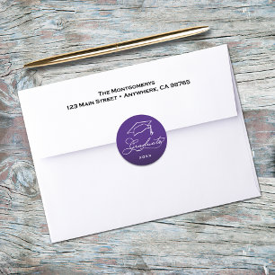 Elegante afstudeerscript met paarse enveloppegel ronde sticker