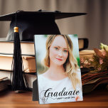 Elegante Afstuderen Flourish Script Overlay Foto Fotoplaat<br><div class="desc">Afstuderen in elegante zwarte kalligrafie over uw senior portretfoto maakt een mooie,  minimalistische afstuderen foto plaquette. Pas je aan met jouw naam en de middelbare schoolklas van 2025 onder de cursieve typografie op dit chique souvenir cadeau.</div>