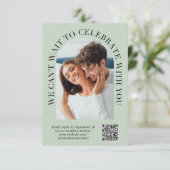 Elegante Arch Foto QR Code Sage Groene Bruiloft RSVP Kaartje (Staand voorkant)