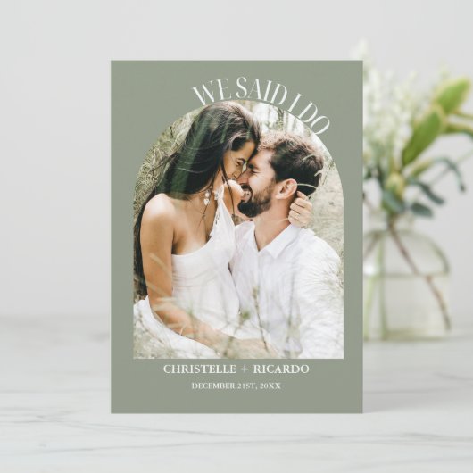 Elegante Arch Sage Green Elopement aankondiging (Staand voorkant)