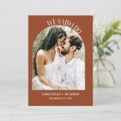 Elegante Arch Terracotta elopement aankondiging (Staand voorkant)