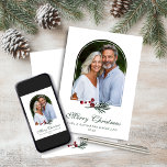 Elegante Arch Winter Greenery Kerstfoto Feestdagenkaart<br><div class="desc">Elegante Arch Winter Greenery Holiday Photo Christmas Kaart met uw favoriete foto in onze moderne boog. Een lente van zacht modern groen van dennenbessen en bessen past perfect bij deze elegante botanische vakantiekaart. Neem contact met ons op via cedarandstring@gmail.com als u hulp nodig heeft bij het ontwerp of bijpassende producten....</div>