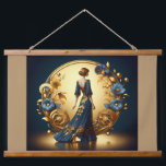 Elegante art deco vrouw in goud en blauw hangend wandkleed<br><div class="desc">Deze prachtige art deco-illustratie legt de tijdloze elegantie vast van een geposte vrouw in een vloeiende marineblauwe jurk versierd met ingewikkelde gouden bloemversieringen. Omlijst door een luxueuze goudboog met decoratiepatronen en delicate blauw- en goudbloemen, straalt de compositie sophisticatie en glamour uit. De harmonieuze mix van rijke kleuren en fijne details...</div>