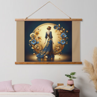 Elegante art deco vrouw in goud en blauw hangend wandkleed