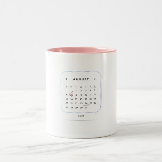 Elegante augustus 2023kalender met hartontwerp tweekleurige koffiemok (Center)