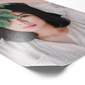 Elegante Aziatische vrouw met groene bladeren - Foto Afdruk (Hoek)