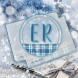 Elegante Azul Etiqueta Monograma Navideña Ronde Sticker<br><div class="desc">Estas etiquetas, pegatinas o stickers con las iniciales de tu nombre familiaire añadirán un toque de elegancia y sofisticación a los sobres de envío de tus tarjetas navideñas este año. Con un hermoso diseño en tonos azules, cuadros y copos de nieve, capturan perfectamente el espíritu del invierno y la Navidad....</div>