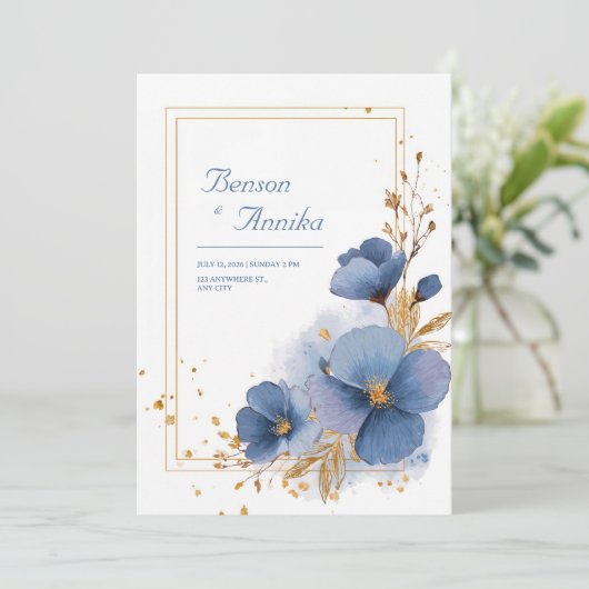 Elegante Azure Blue Blooms en Gold Leaf Wedding Kaart (Staand voorkant)