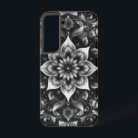 Elegante B & W  Patroon Telefoonhoes Samsung Galaxy Hoesje<br><div class="desc">Wikkel je telefoon in tijdloze elegantie met dit verbluffende stoere hoesje met een ingewikkeld naadloos monochroom patroon. Tegen een diepzwarte achtergrond verstrengelen bloemen- en botanische elementen zich, gecentreerd rond een symmetrisch bloemenmotief met meerdere bloemblaadjes. Gedetailleerde wervelende bladeren, kleinere bloemen en decoratieve bloeit creëer een verfijnde, klassieke esthetiek met een vleugje...</div>