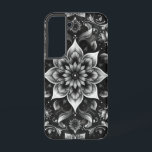 Elegante B & W  Patroon Telefoonhoes Samsung Galaxy Hoesje<br><div class="desc">Wikkel je telefoon in tijdloze elegantie met dit verbluffende stoere hoesje met een ingewikkeld naadloos monochroom patroon. Tegen een diepzwarte achtergrond verstrengelen bloemen- en botanische elementen zich, gecentreerd rond een symmetrisch bloemenmotief met meerdere bloemblaadjes. Gedetailleerde wervelende bladeren, kleinere bloemen en decoratieve bloeit creëer een verfijnde, klassieke esthetiek met een vleugje...</div>