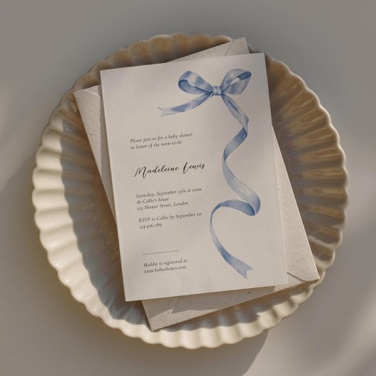 Elegante baby showers uitnodiging met blauw lint