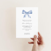 Elegante baby showers uitnodiging met blauw lint