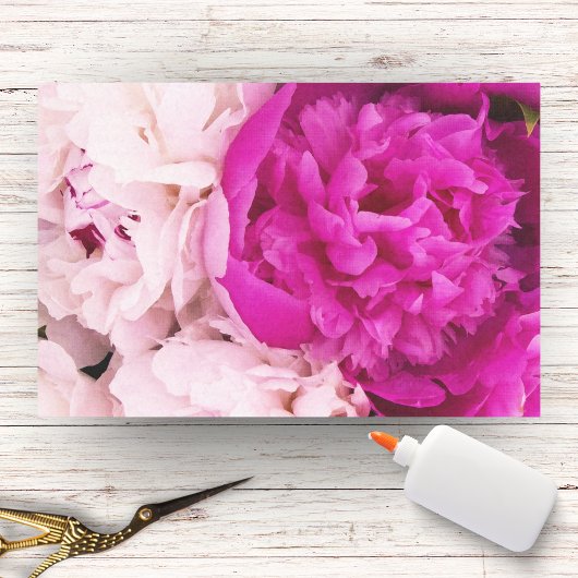 Elegante babyroze en fuchsia pioenrozen   tissuepapier