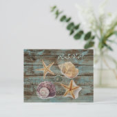 Elegante Barnwood Seashells Beach Wedding RSVP Uitnodiging Briefkaart (Staand voorkant)