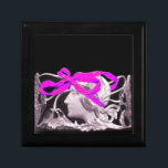 ELEGANTE BEAUTY / LADY MET PINKBOW EN STROMEN CADEAUDOOSJE<br><div class="desc">Zwart-wit romantisch vrouwenprofiel met helder lintje en bloemen,  levendig,  grillig en klassieker Art Nouveau misselijkheid.Ontwerp en digitale grafische bewerking in  stijl door Bulgan Lumini (c).Deel van het nieuwe collectie ARCADIA.</div>