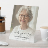 Elegante begrafenisfoto in liefdevolle herinnering reclamebord met voetstuk (Insitu)