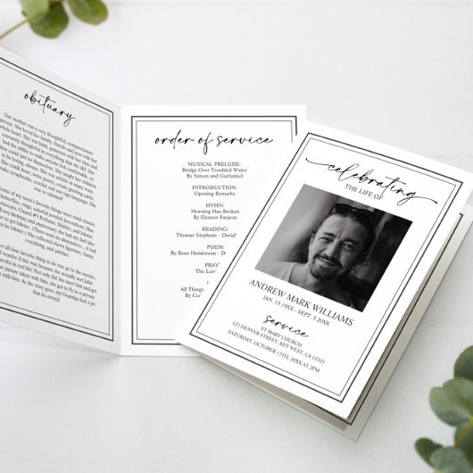 Elegante begrafenisvolgorde van service gevouwen p kaart
