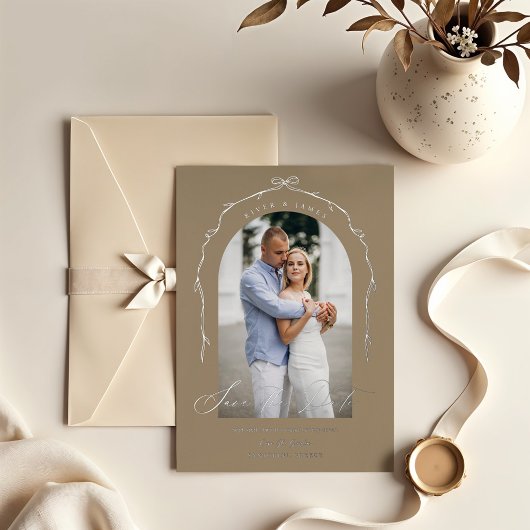 Elegante beige hand getrokken boog lint Sla de dat Folie Uitnodiging