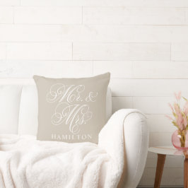 Elegante Beige Mr en Mevrouw Script Huwelijk Kussen