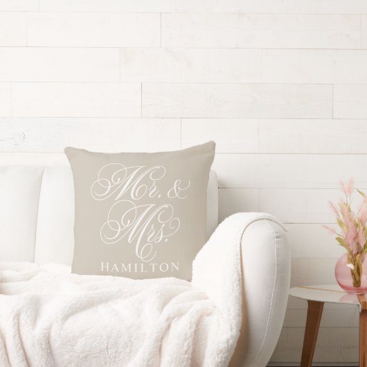 Elegante Beige Mr en Mevrouw Script Huwelijk Kussen (Bank)