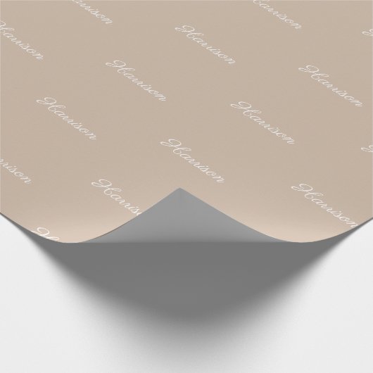 Elegante beige tan script aangepaste naam verjaard cadeaupapier (Hoek)