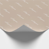 Elegante beige tan script aangepaste naam verjaard cadeaupapier (Hoek)