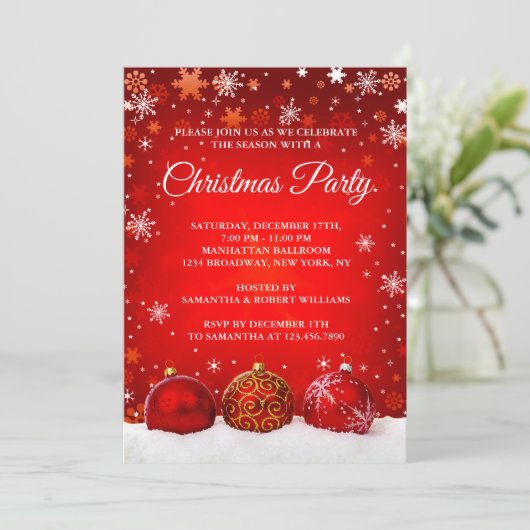 Elegante besneeuwde rode kerstballen kerstfeest kaart (Staand voorkant)